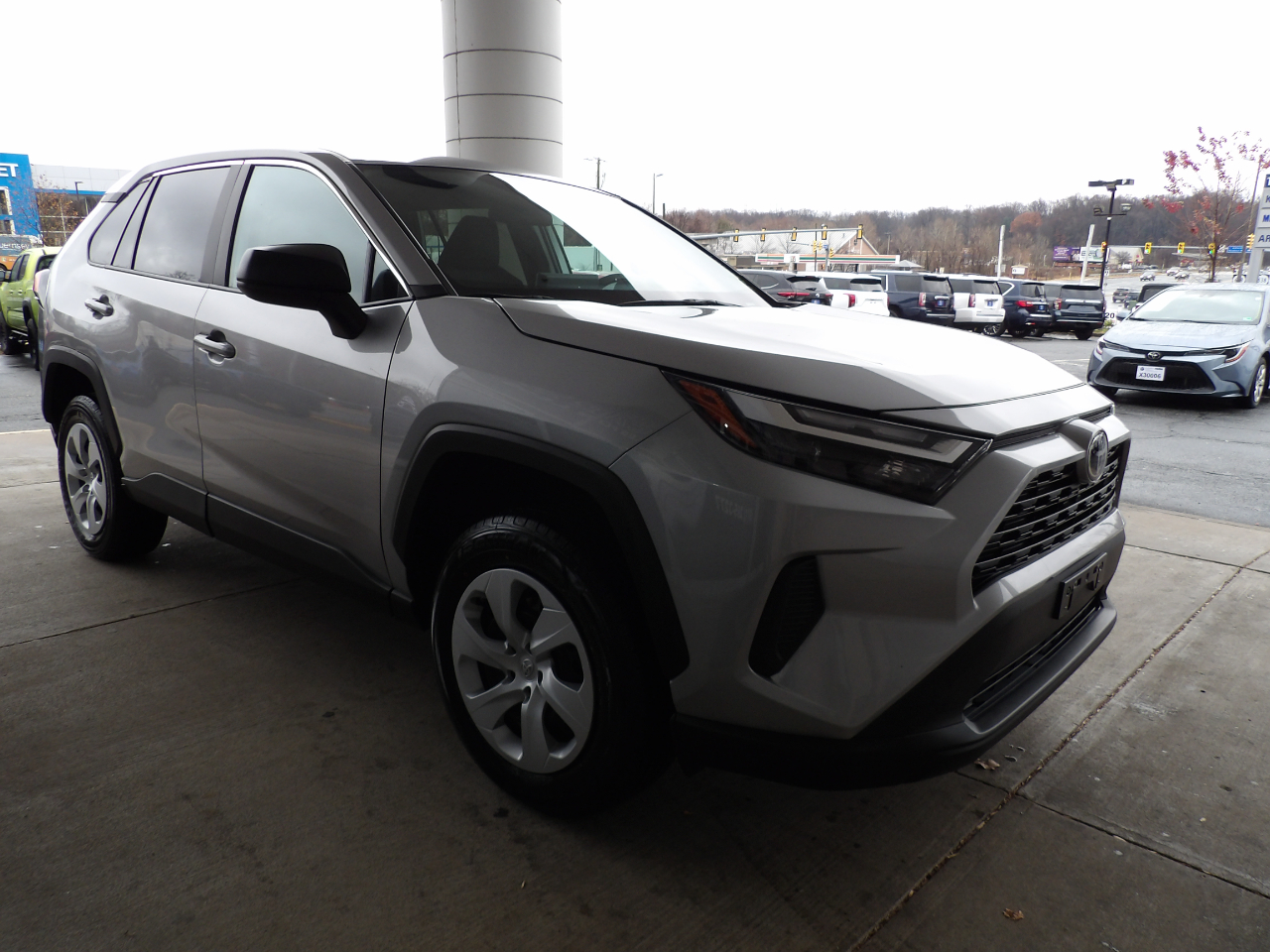 Toyota RAV4 LE FWD (Natl) 2024