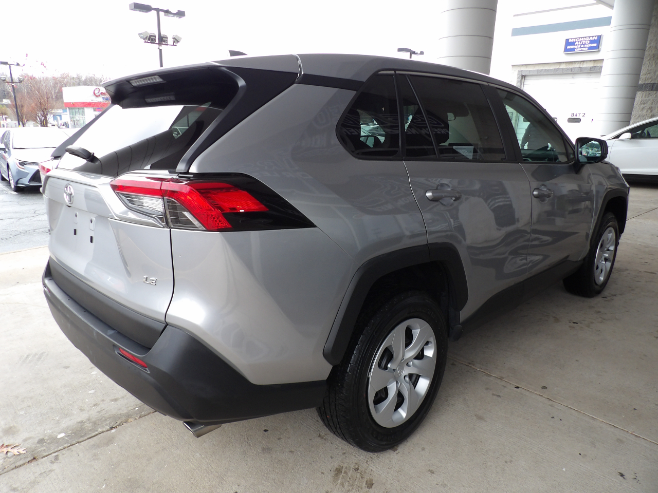 Toyota RAV4 LE FWD (Natl) 2024