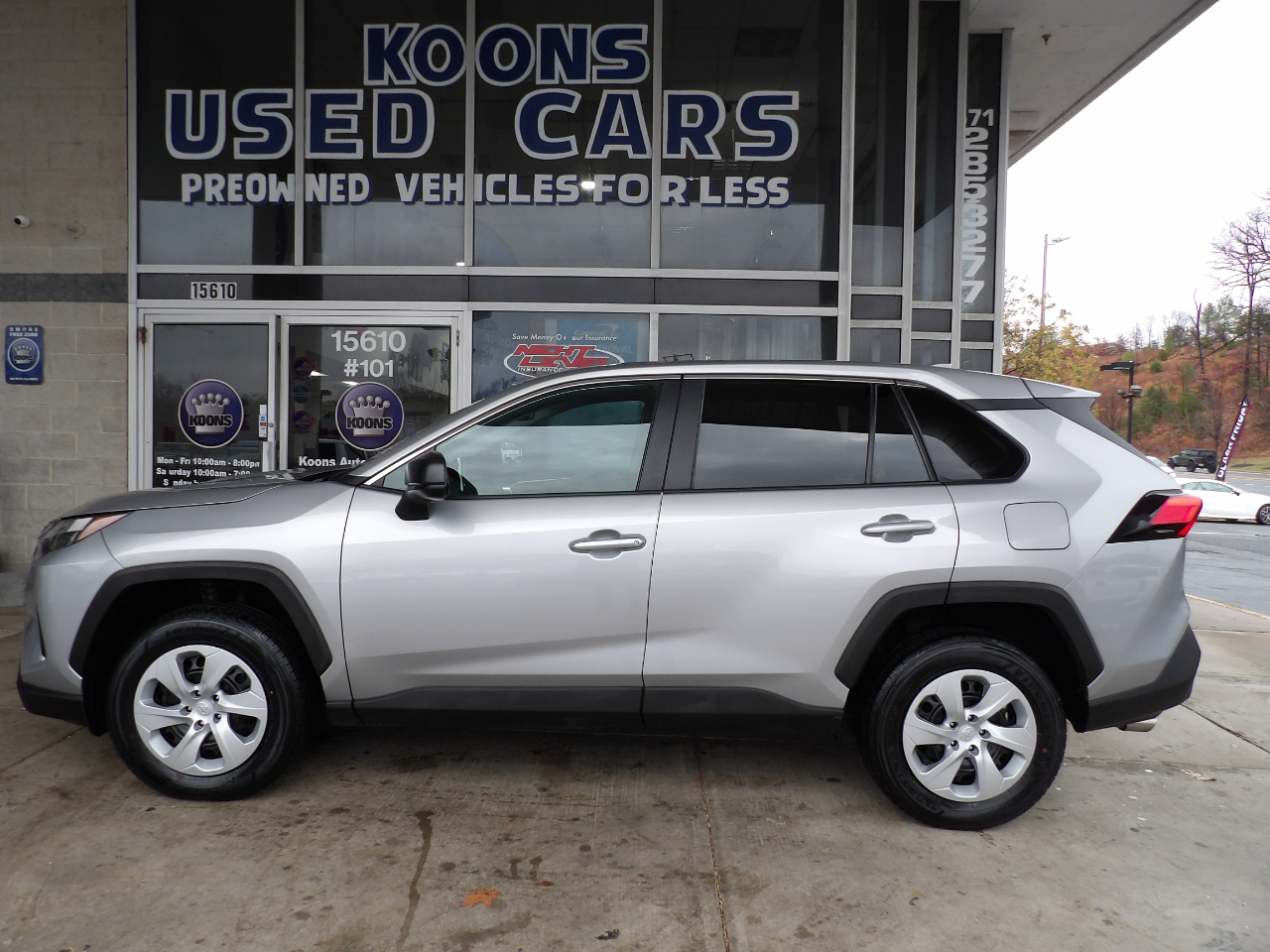 Toyota RAV4 LE FWD (Natl) 2024