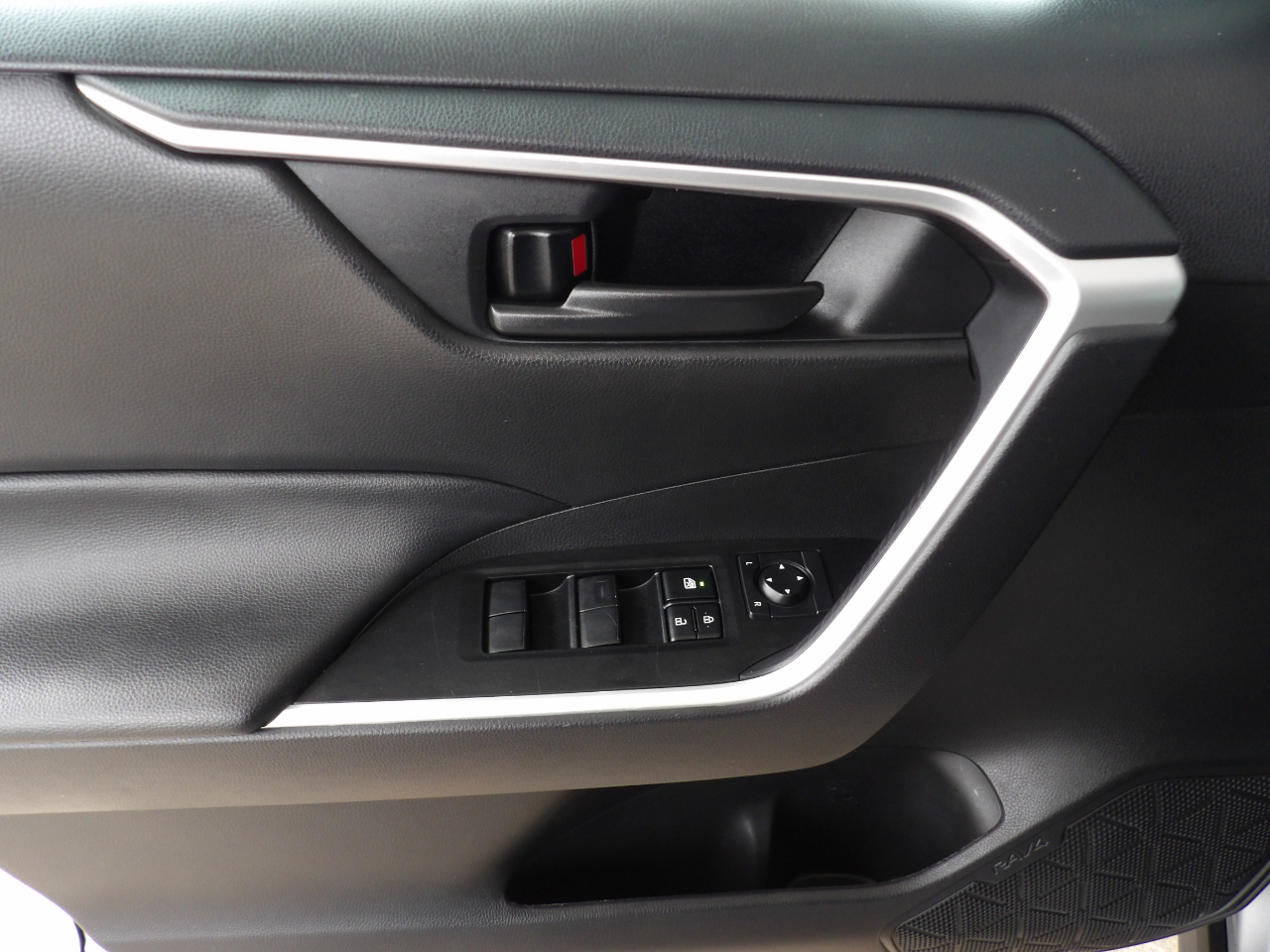 Toyota RAV4 LE FWD (Natl) 2024