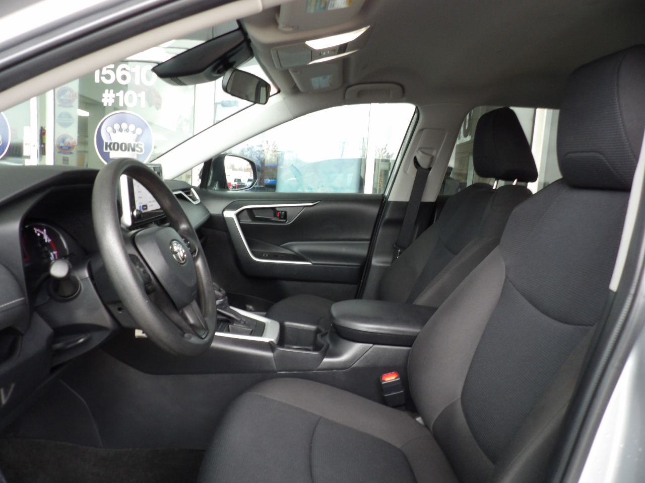 Toyota RAV4 LE FWD (Natl) 2024