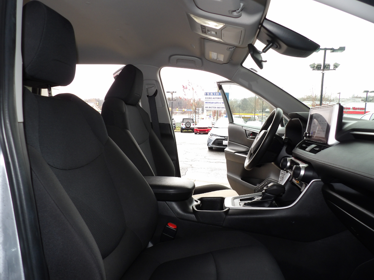 Toyota RAV4 LE FWD (Natl) 2024