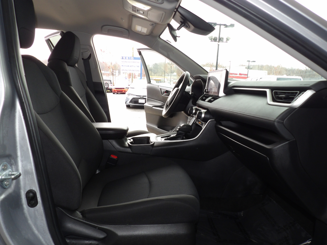 Toyota RAV4 LE FWD (Natl) 2024