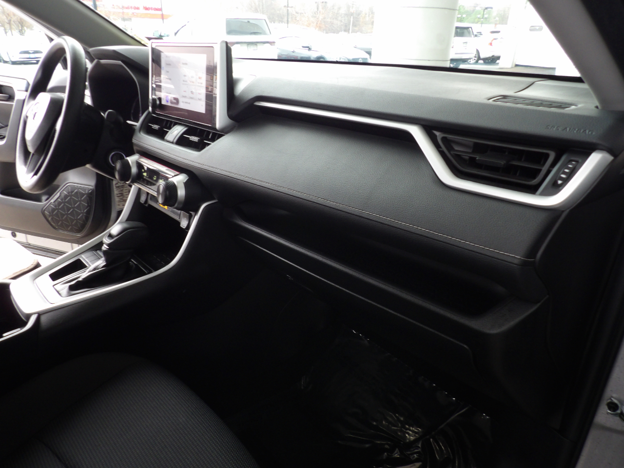 Toyota RAV4 LE FWD (Natl) 2024