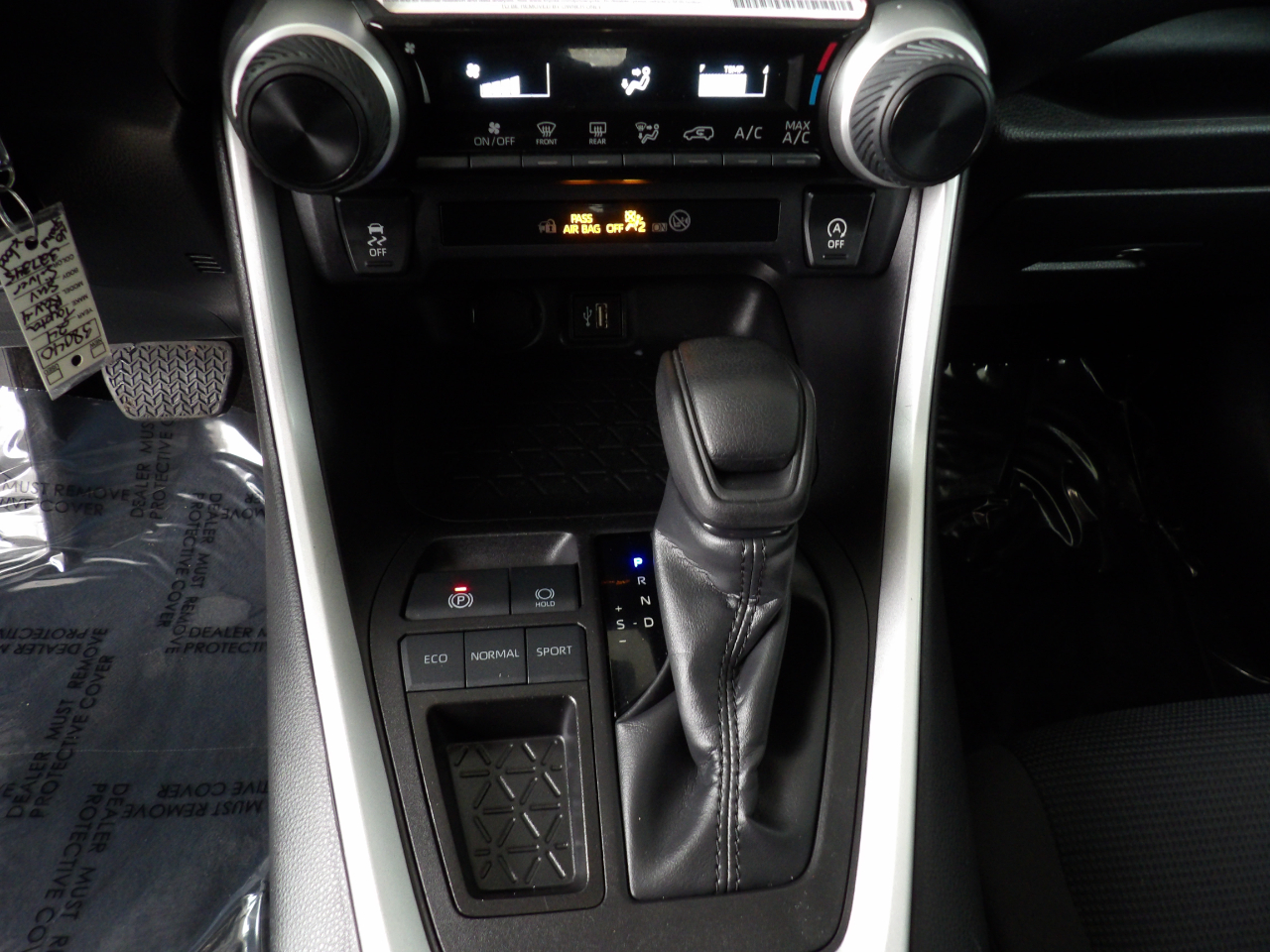 Toyota RAV4 LE FWD (Natl) 2024