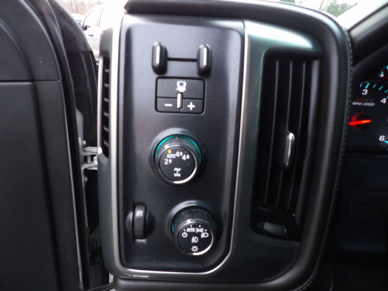 Chevrolet Silverado 1500 4WD Crew Cab 143.5" LTZ w/2LZ 2018