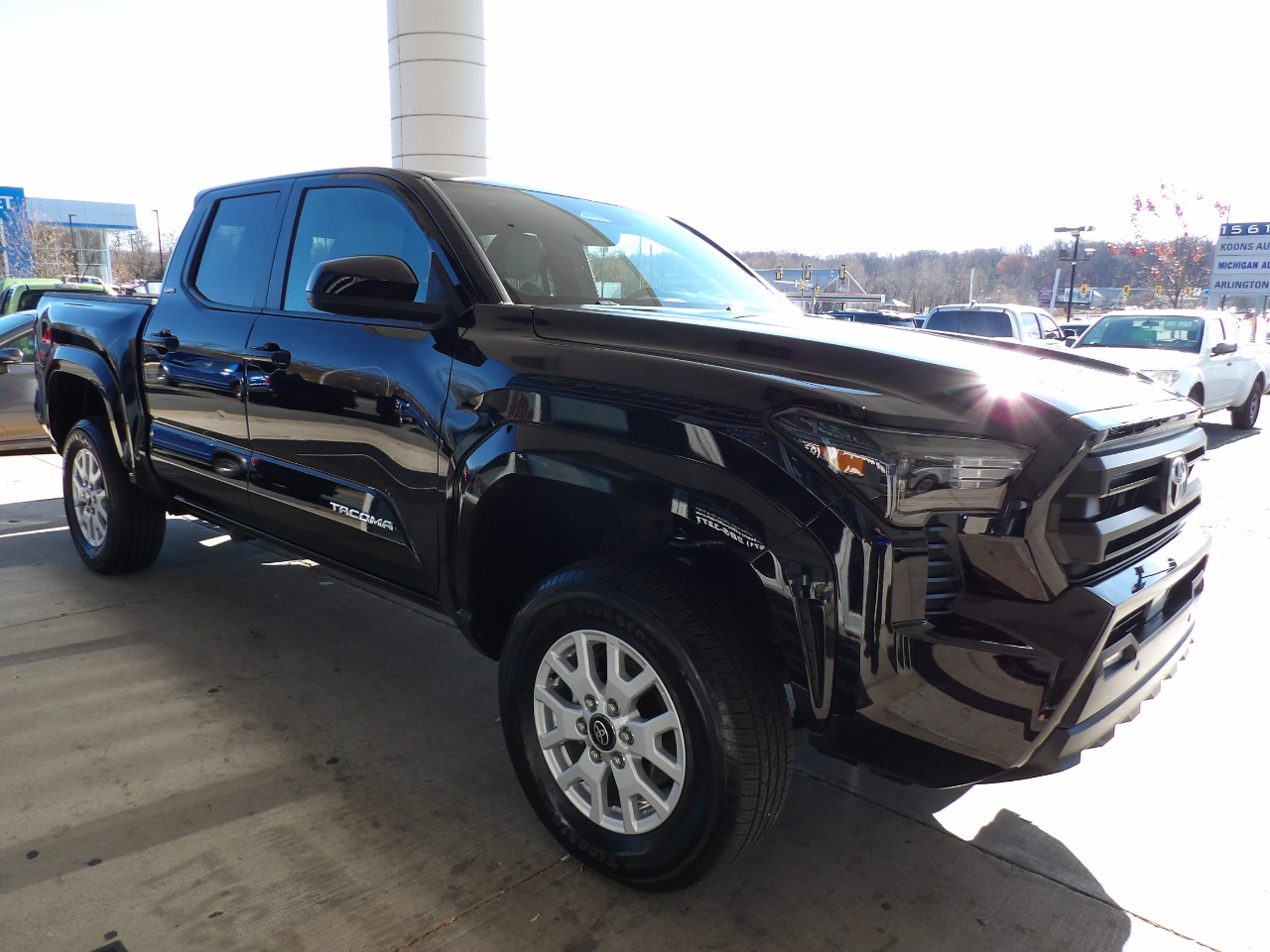 Toyota Tacoma 4WD SR5 Double Cab 5' Bed AT (Natl) 2024