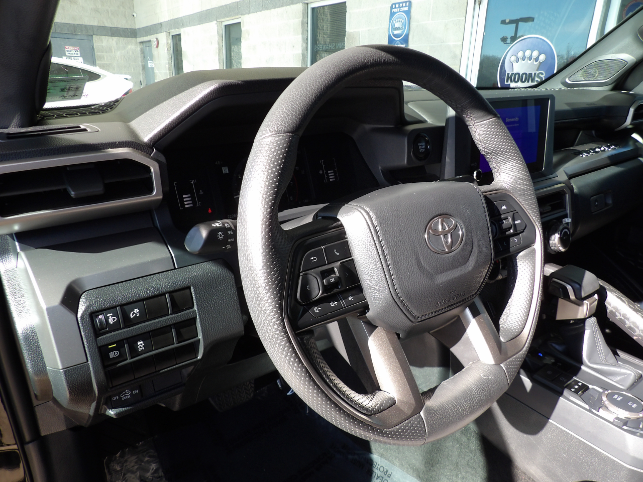 Toyota Tacoma 4WD SR5 Double Cab 5' Bed AT (Natl) 2024