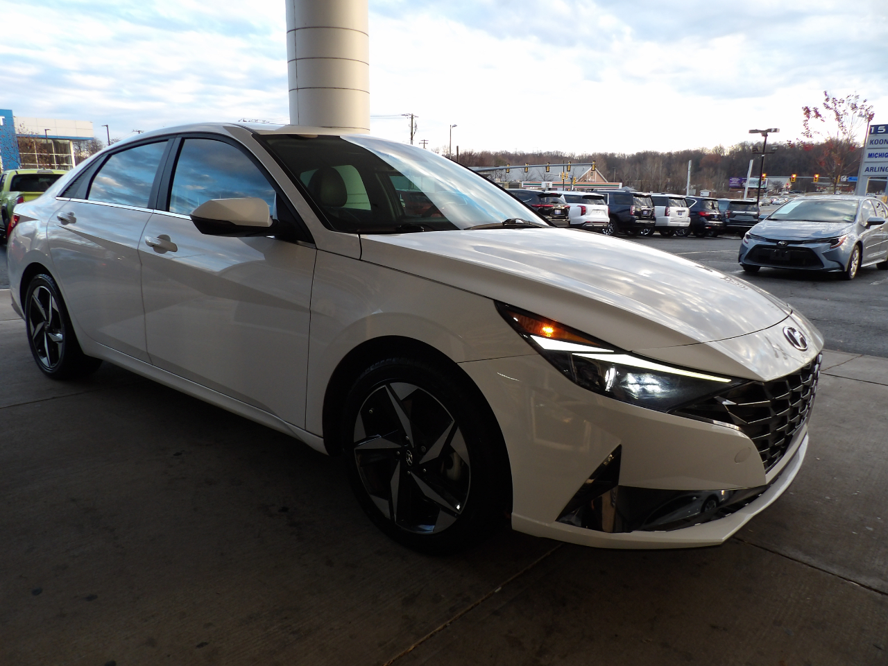 Hyundai Elantra Hybrid Limited DCT 2023