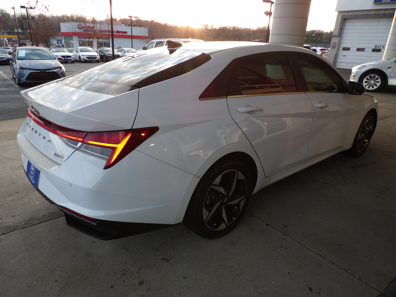 Hyundai Elantra Hybrid Limited DCT 2023