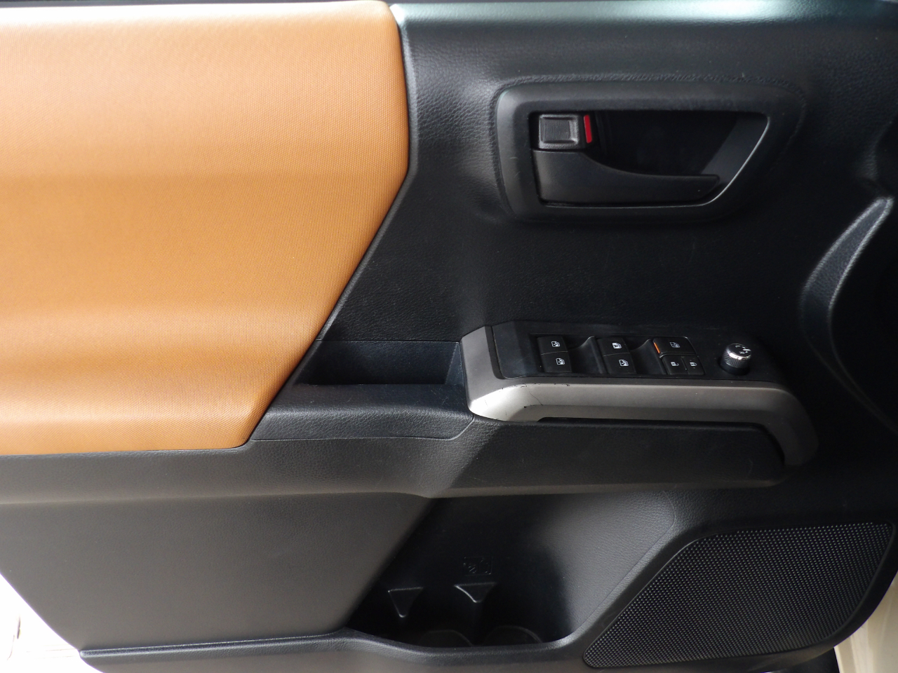 Toyota Tacoma SR5 Double Cab 6' Bed V6 4x4 AT (Natl) 2017