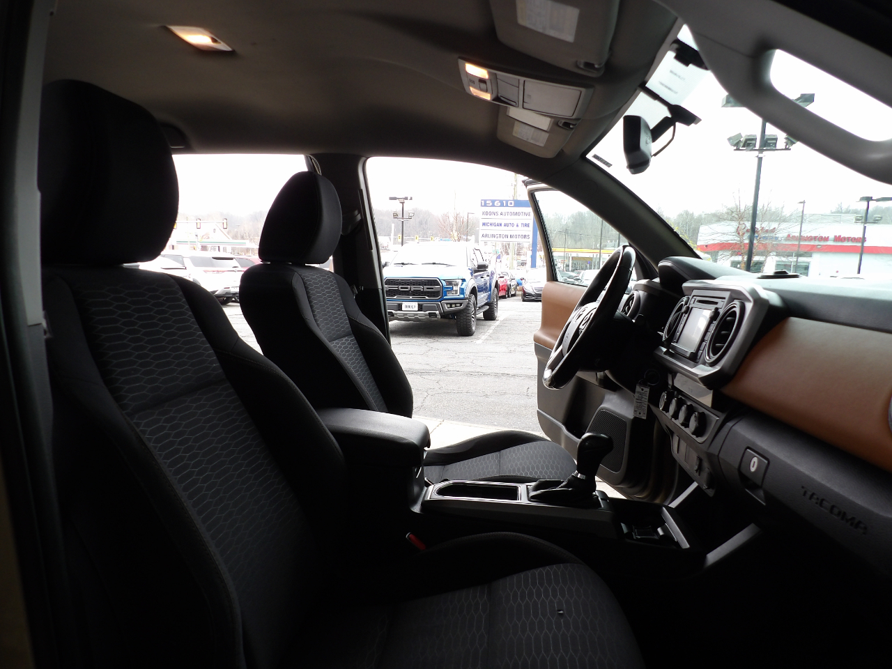 Toyota Tacoma SR5 Double Cab 6' Bed V6 4x4 AT (Natl) 2017