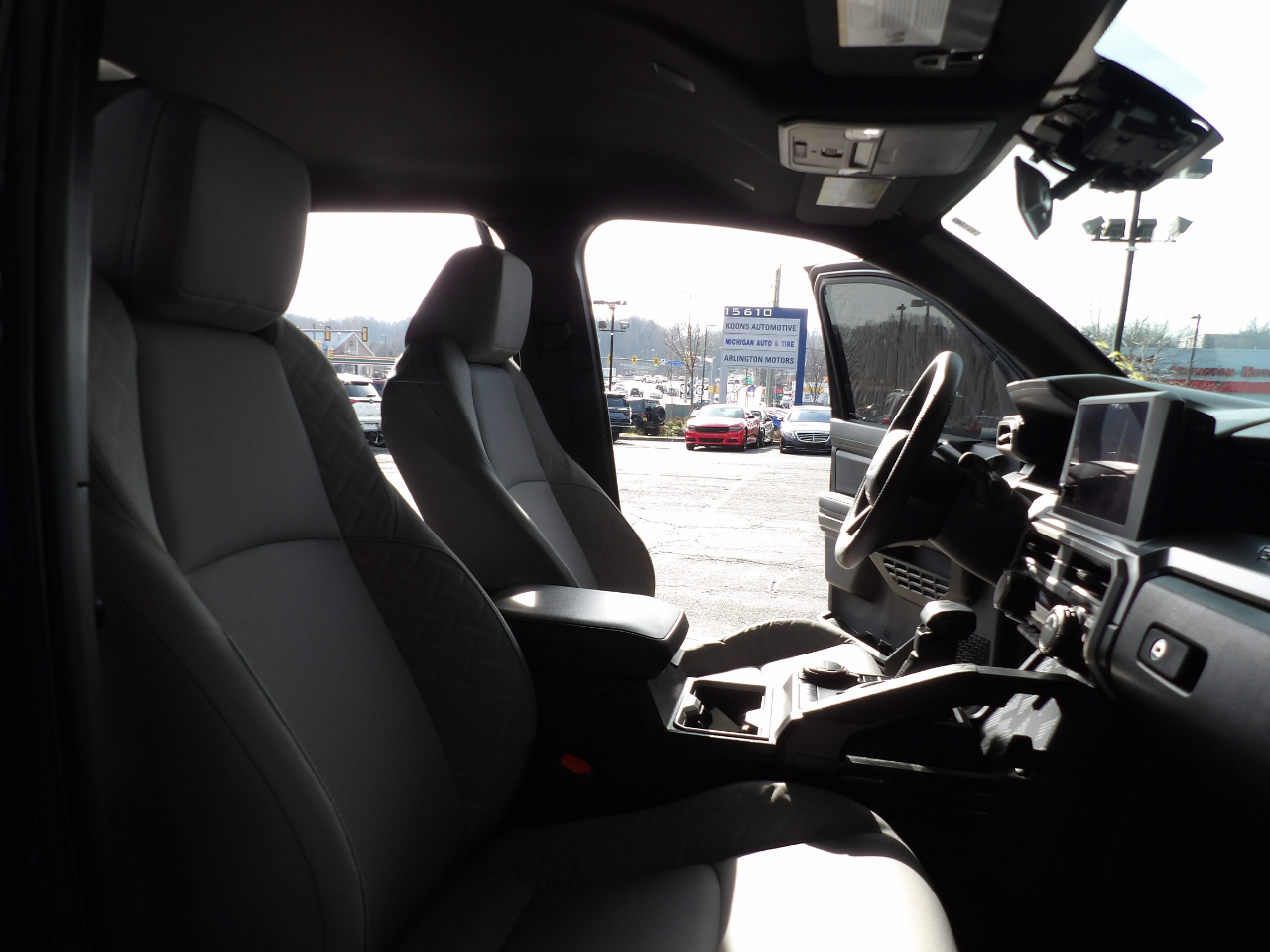 Toyota Tacoma 4WD SR5 Double Cab 5' Bed AT (Natl) 2025