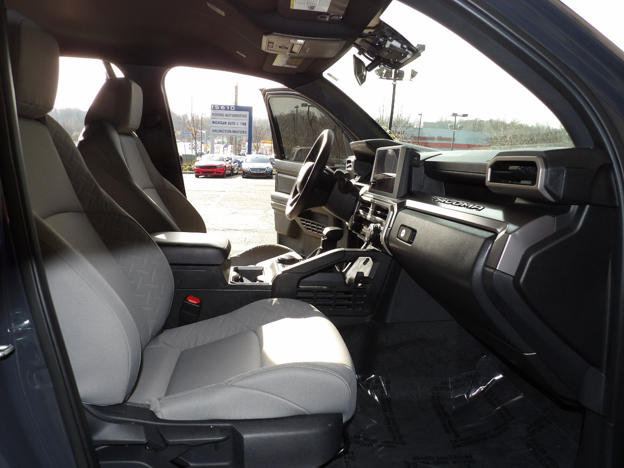 Toyota Tacoma 4WD SR5 Double Cab 5' Bed AT (Natl) 2025