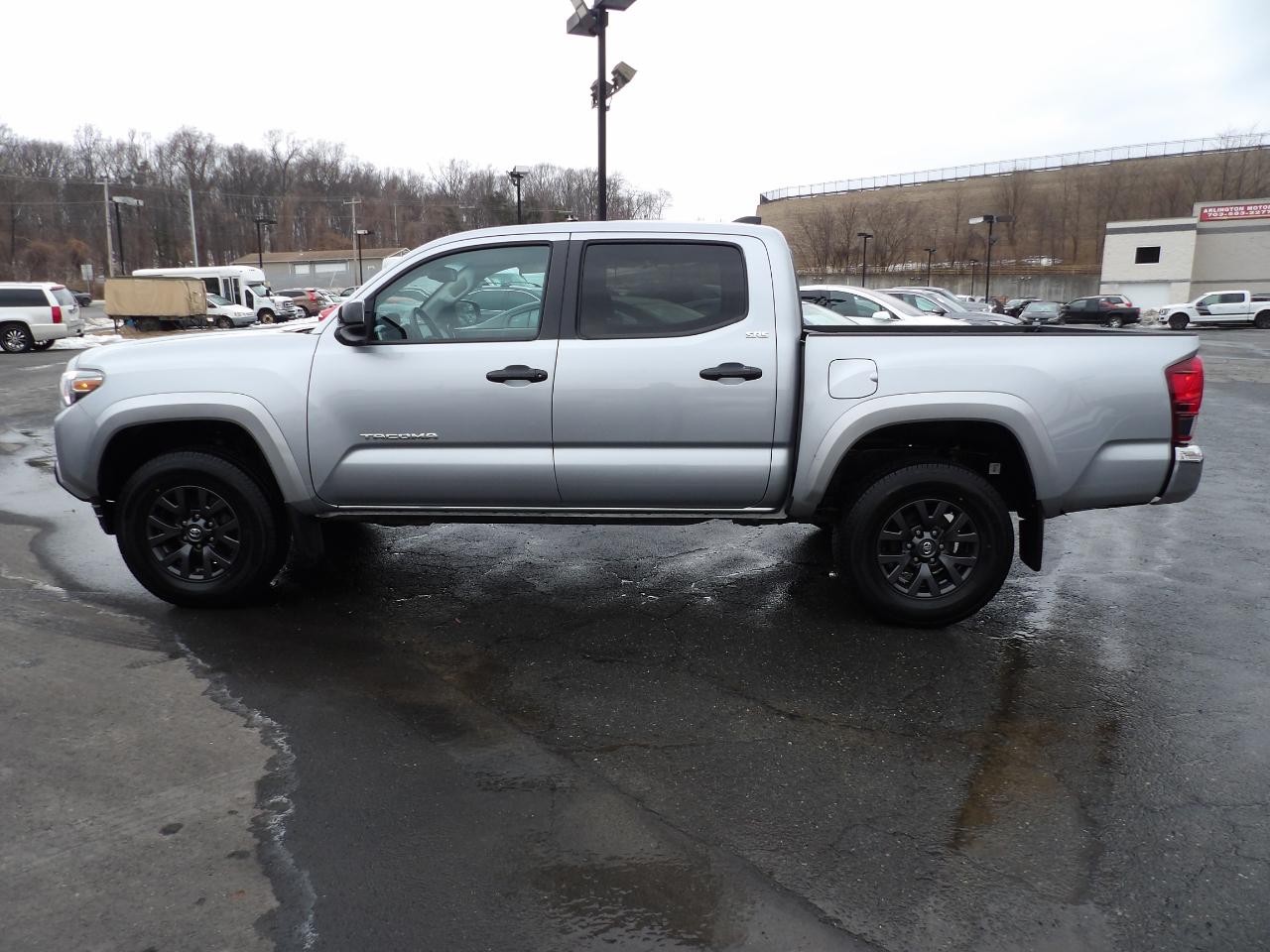 Toyota Tacoma 2WD SR5 Double Cab 5' Bed V6 AT (Natl) 2022