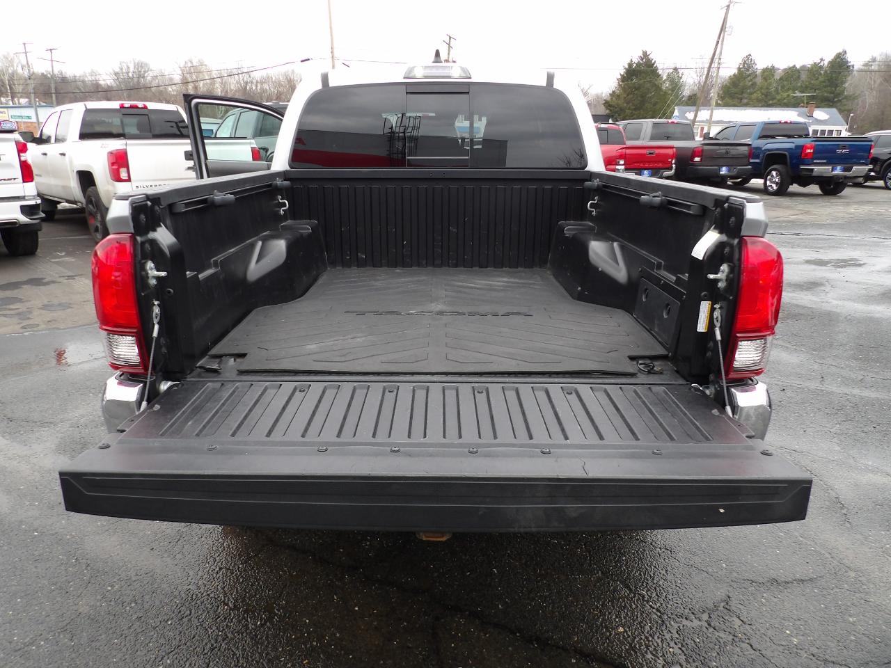 Toyota Tacoma 2WD SR5 Double Cab 5' Bed V6 AT (Natl) 2022