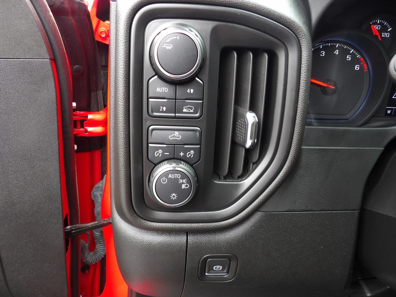 Chevrolet Silverado 1500 4WD Crew Cab 147" Custom 2024