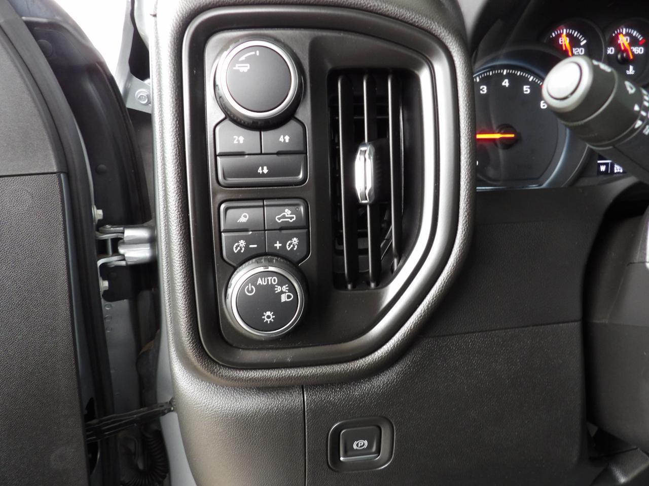 Chevrolet Silverado 2500HD 4WD Crew Cab 159" Custom 2024