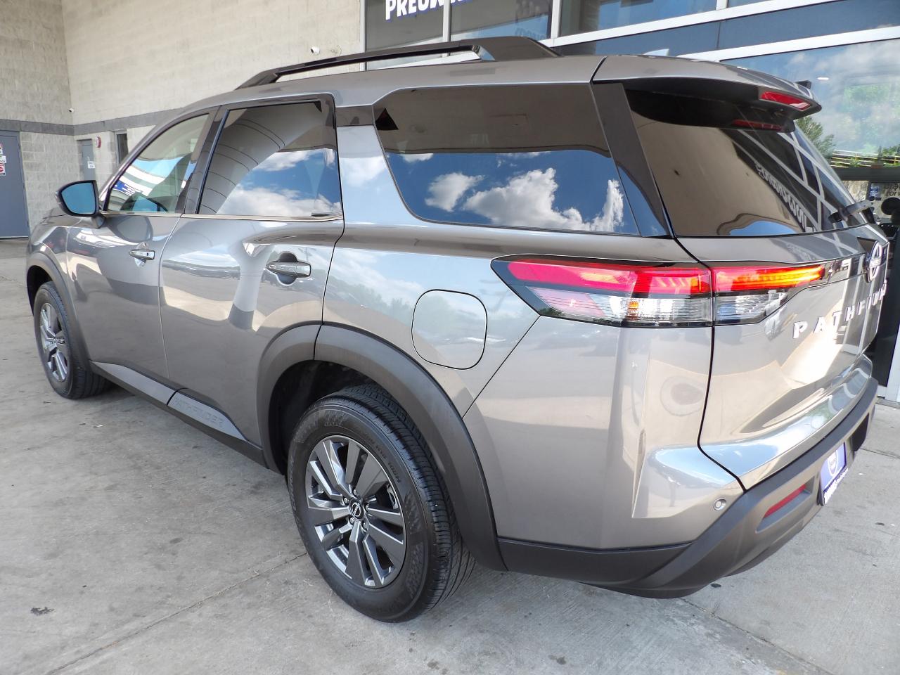 Nissan Pathfinder SV 2WD 2024
