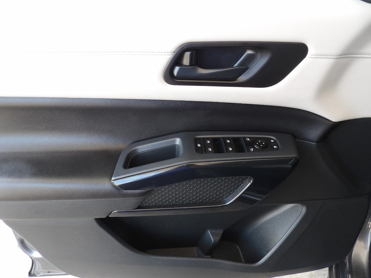 Nissan Pathfinder SV 2WD 2024
