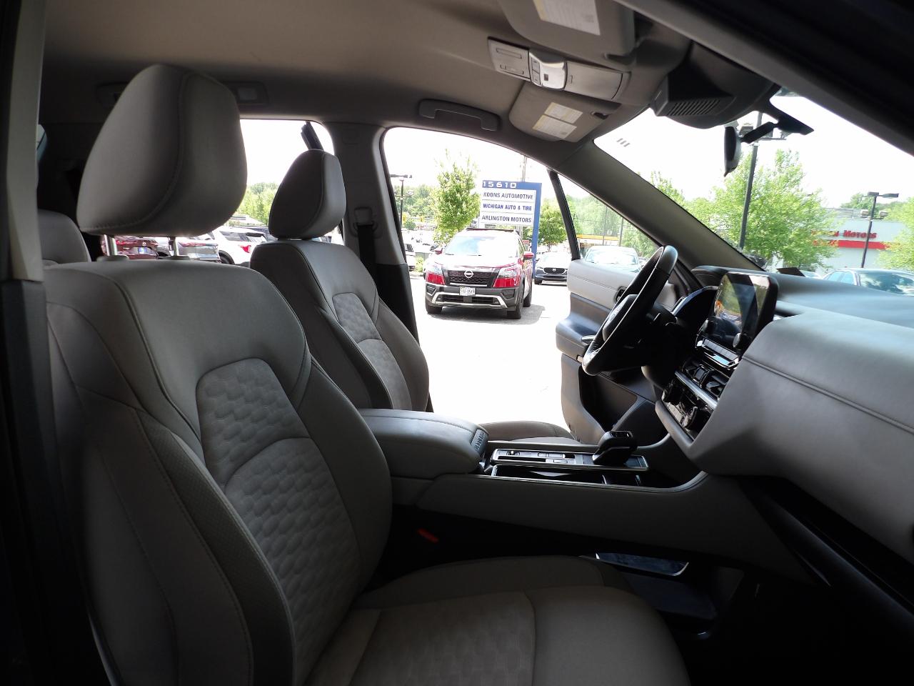 Nissan Pathfinder SV 2WD 2024