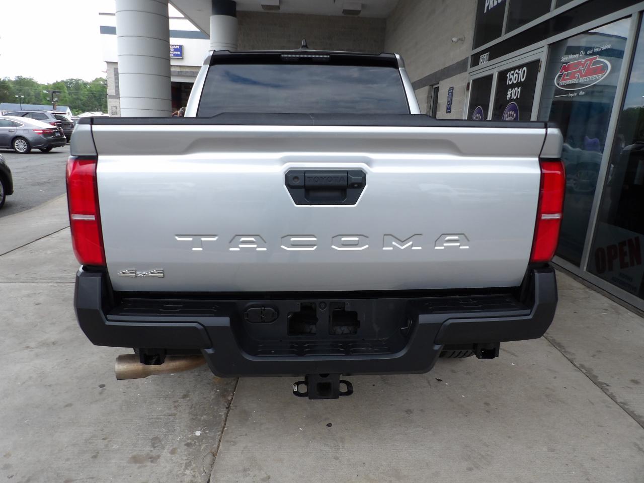 Toyota Tacoma 4WD SR5 Double Cab 5' Bed AT (Natl) 2024