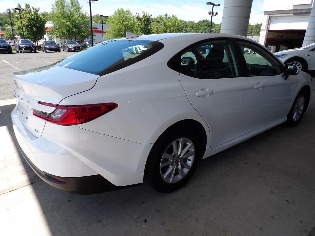 Toyota Camry LE (Natl) 2025