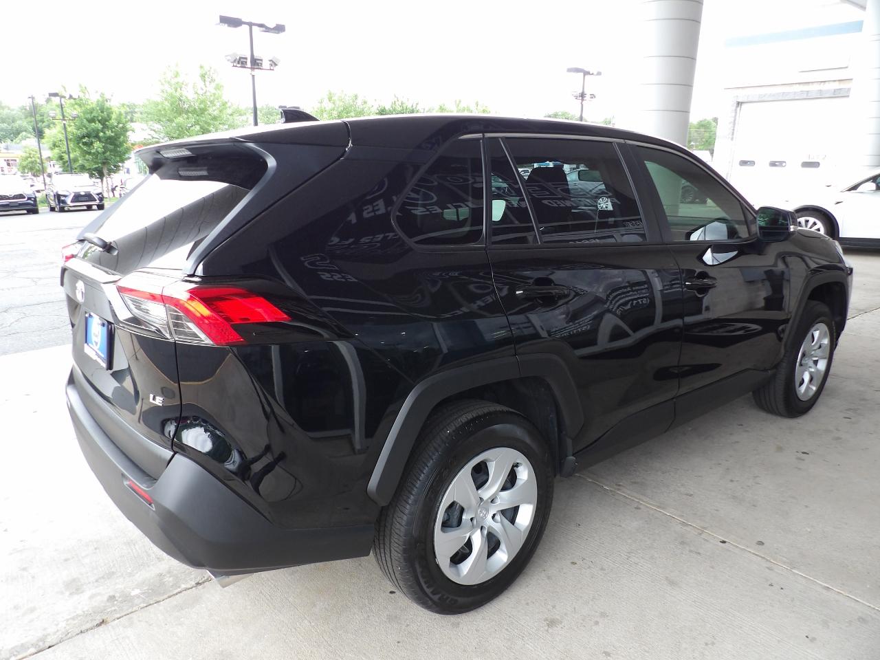 Toyota RAV4 LE FWD (Natl) 2025