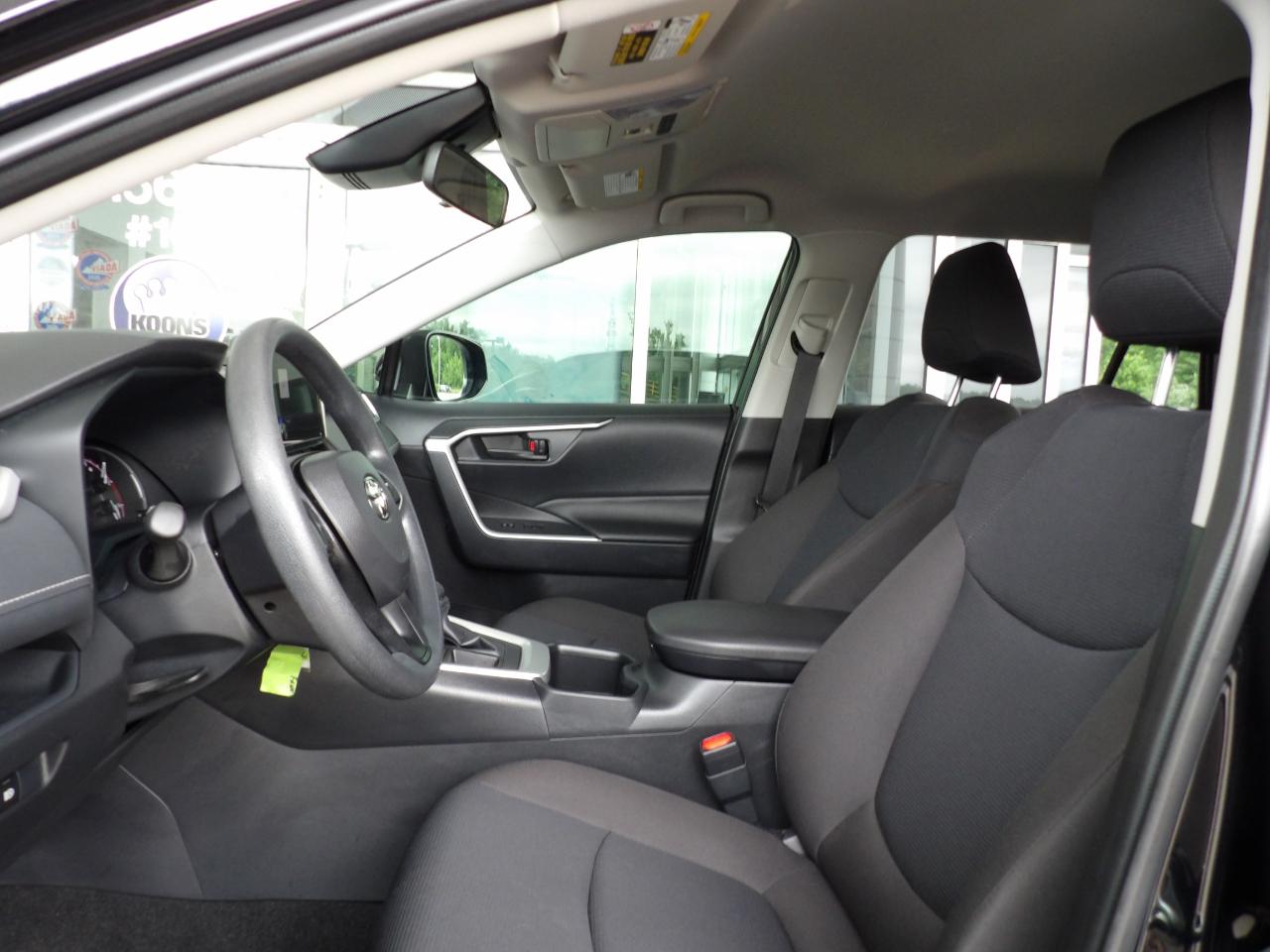 Toyota RAV4 LE FWD (Natl) 2025
