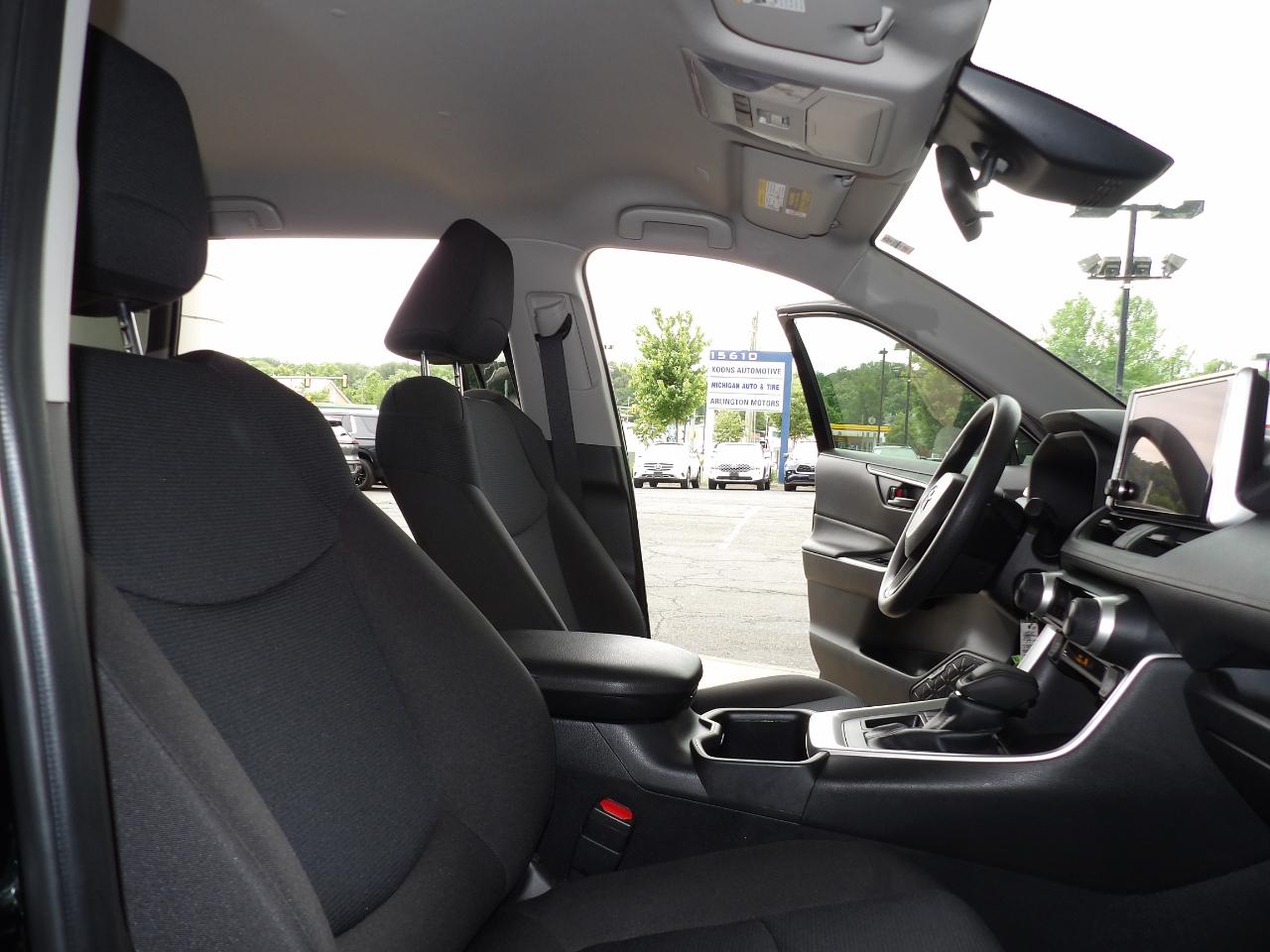 Toyota RAV4 LE FWD (Natl) 2025