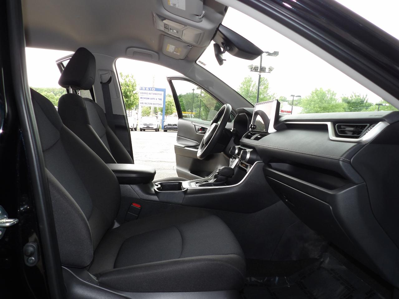 Toyota RAV4 LE FWD (Natl) 2025