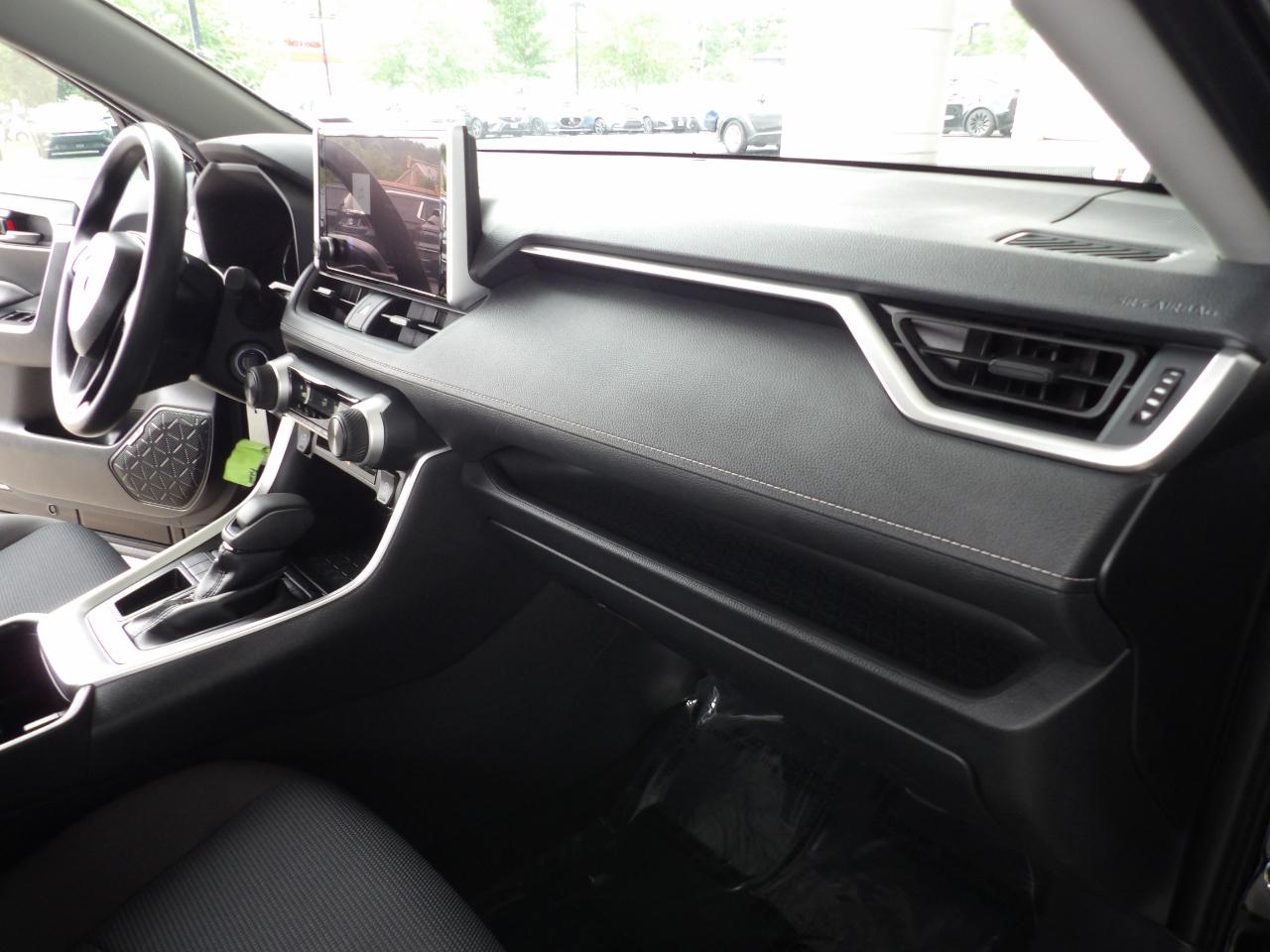 Toyota RAV4 LE FWD (Natl) 2025