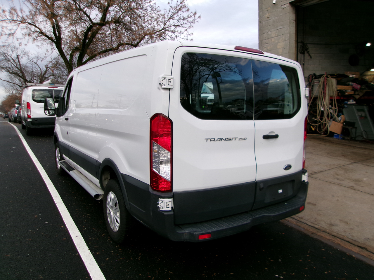 Ford Transit 250 Van Low Roof 60/40 Pass.130-in. WB 2016