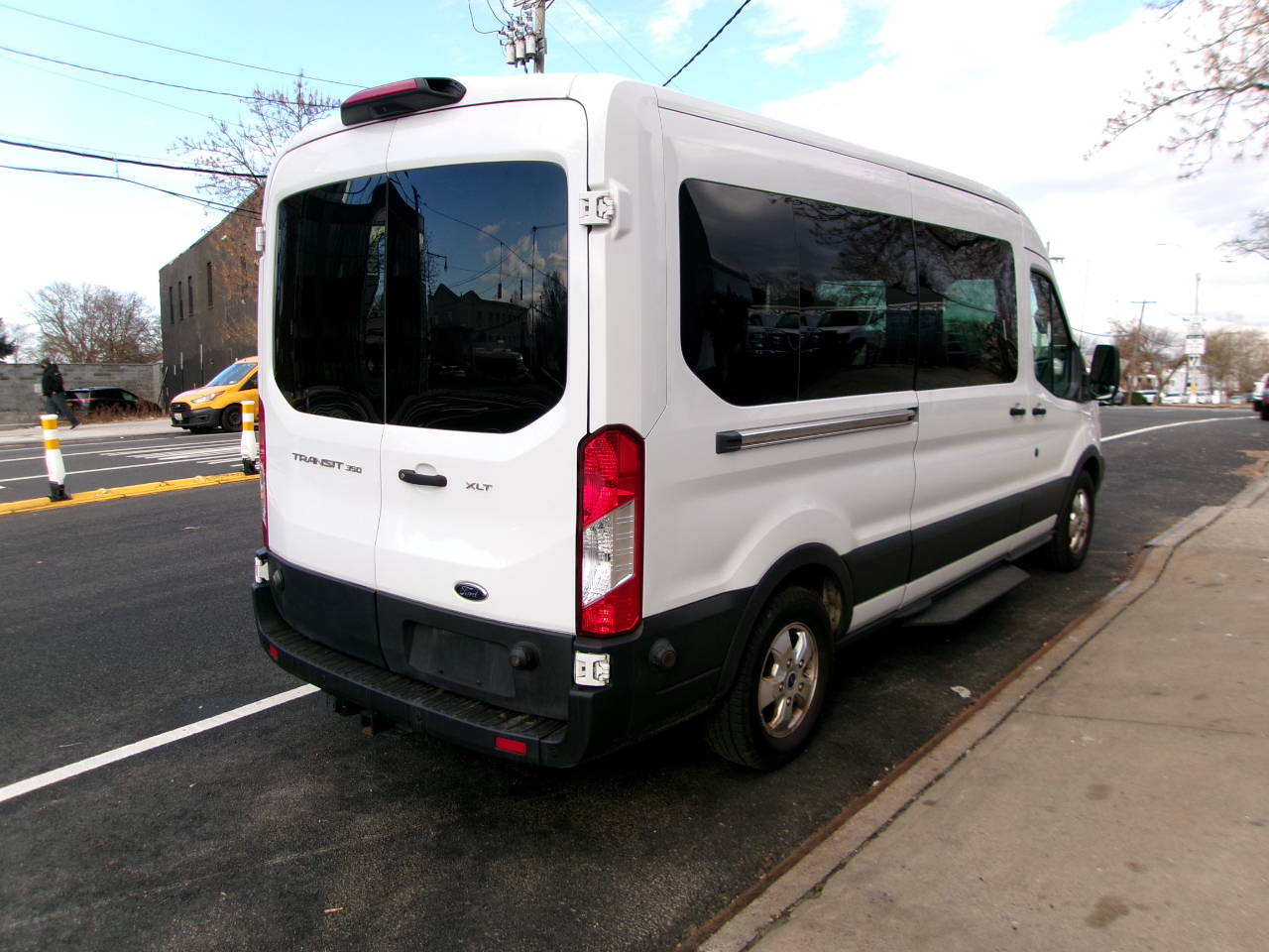 Ford Transit 350 Wagon Med. Roof XL w/Sliding Pass. 148-in. WB 2019