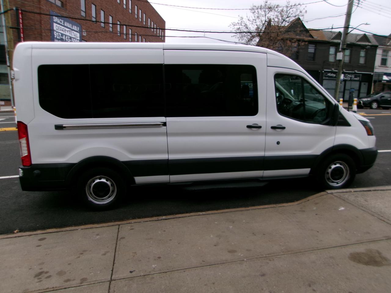 Ford Transit 350 Wagon Med. Roof XL w/Sliding Pass. 148-in. WB 2015