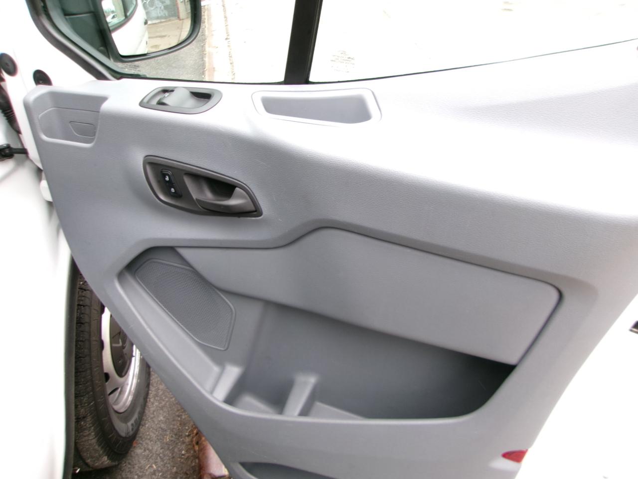 Ford Transit 350 Wagon Med. Roof XL w/Sliding Pass. 148-in. WB 2015