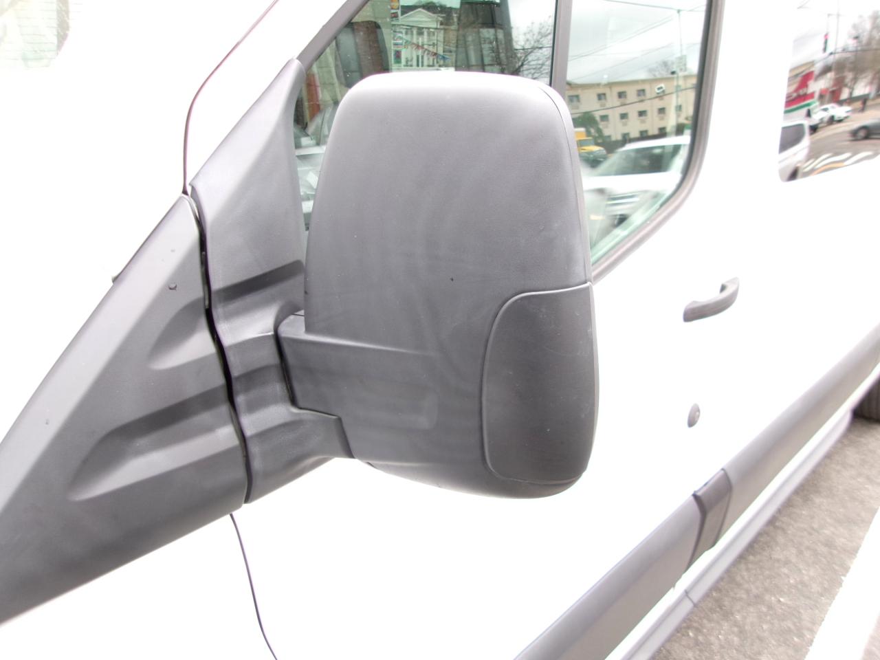 Ford Transit 350 Wagon Med. Roof XL w/Sliding Pass. 148-in. WB 2015