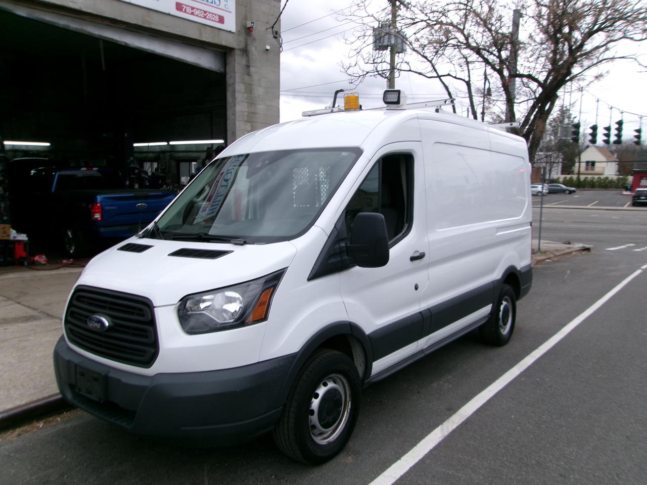 Ford Transit 250 Van Med. Roof w/Sliding Pass. 130-in. WB 2018