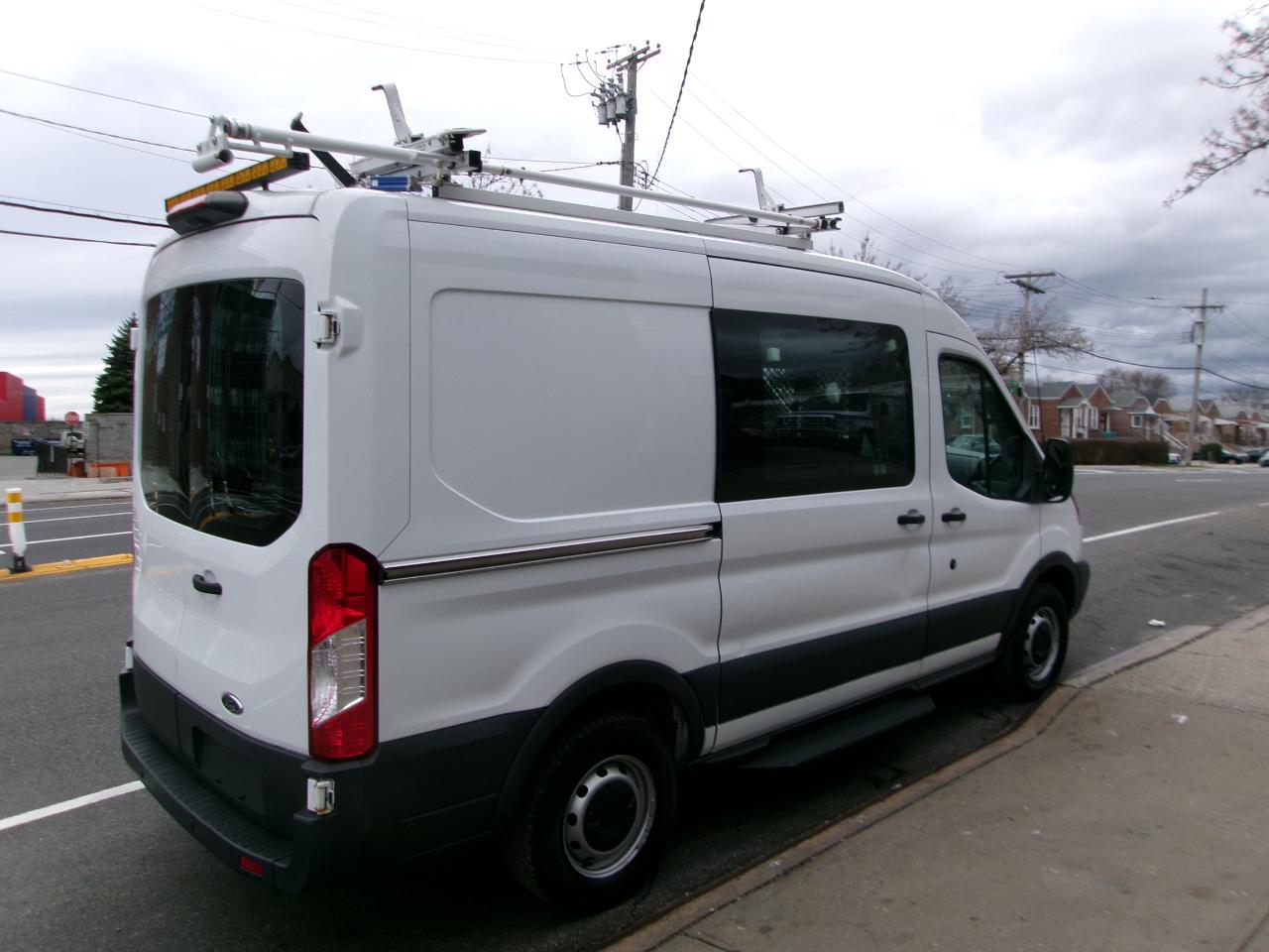 Ford Transit 250 Van Med. Roof w/Sliding Pass. 130-in. WB 2018