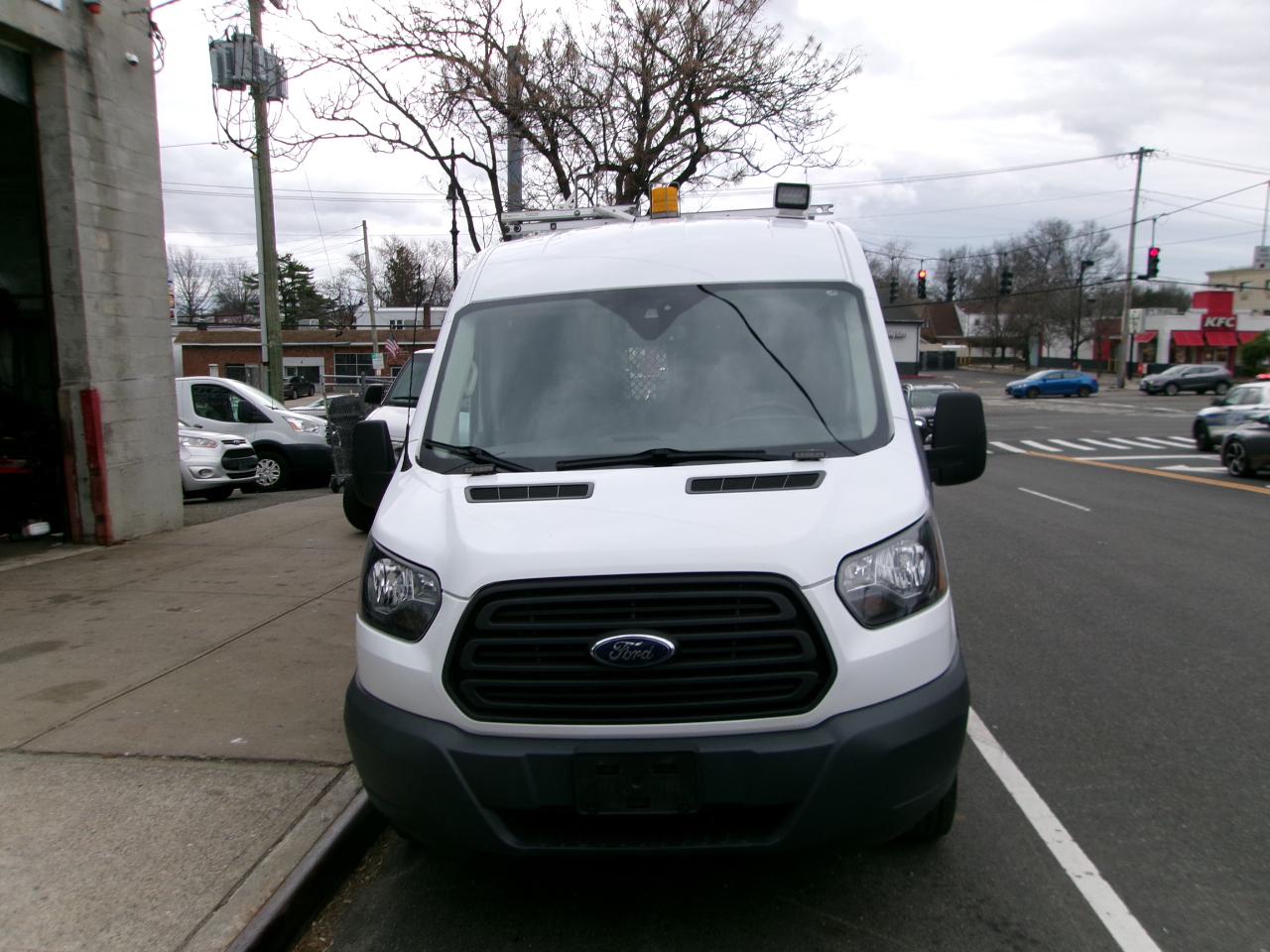 Ford Transit 250 Van Med. Roof w/Sliding Pass. 130-in. WB 2018