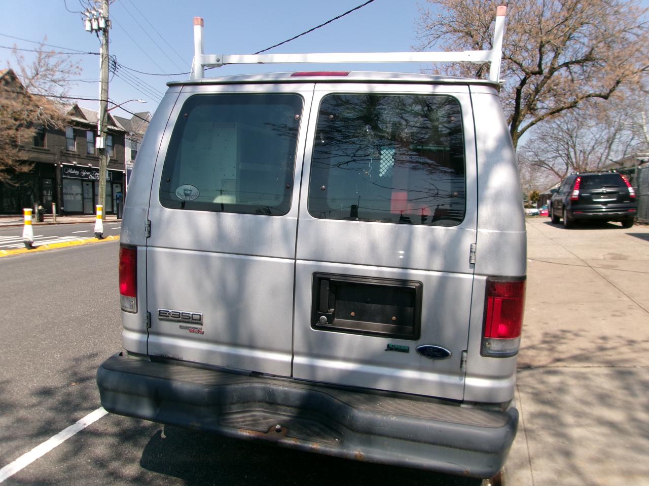 Ford Econoline E-350 Super Duty 2011
