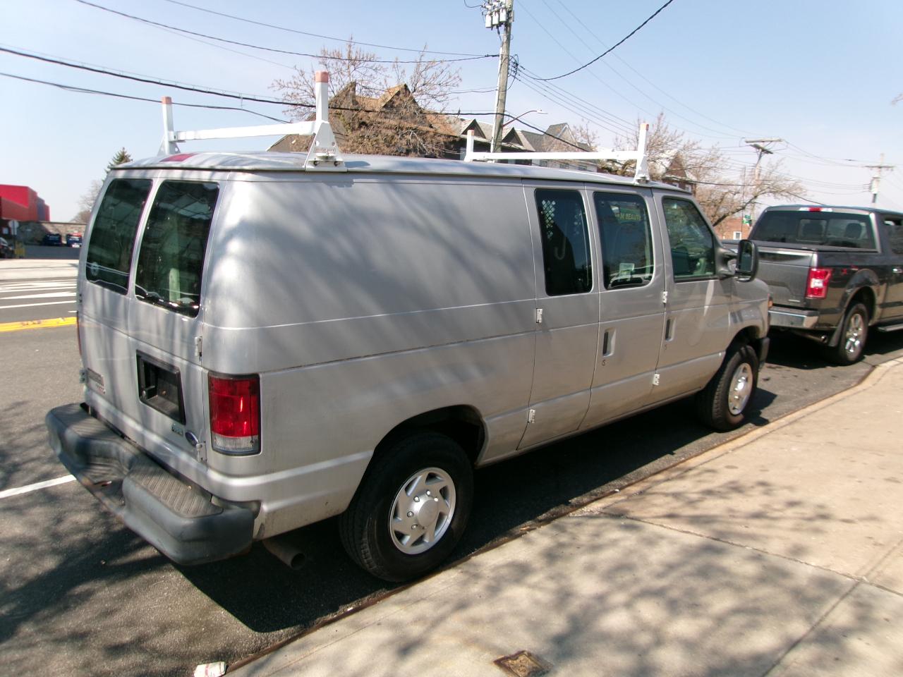 Ford Econoline E-350 Super Duty 2011