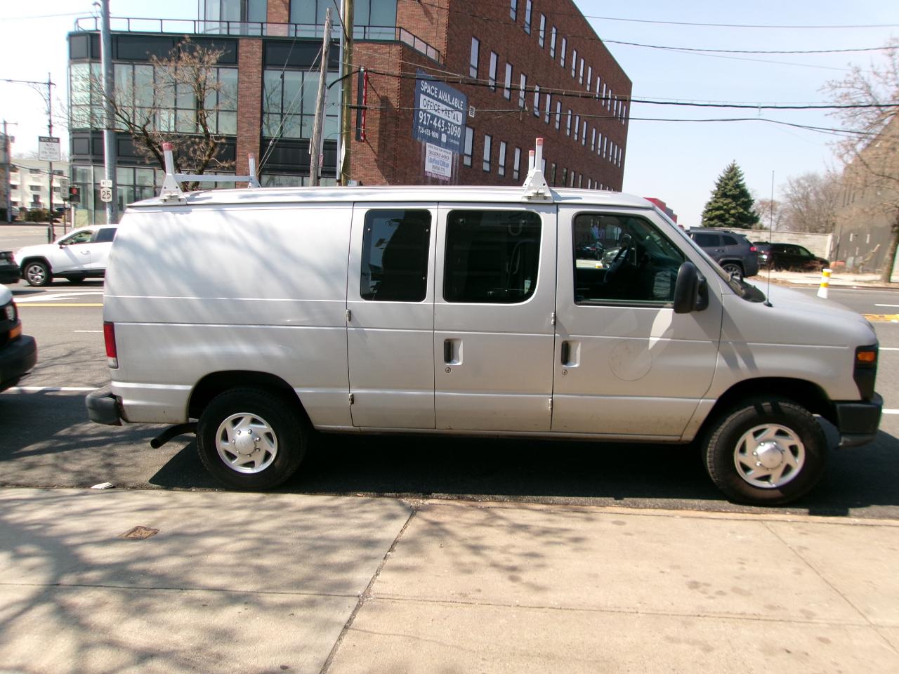 Ford Econoline E-350 Super Duty 2011