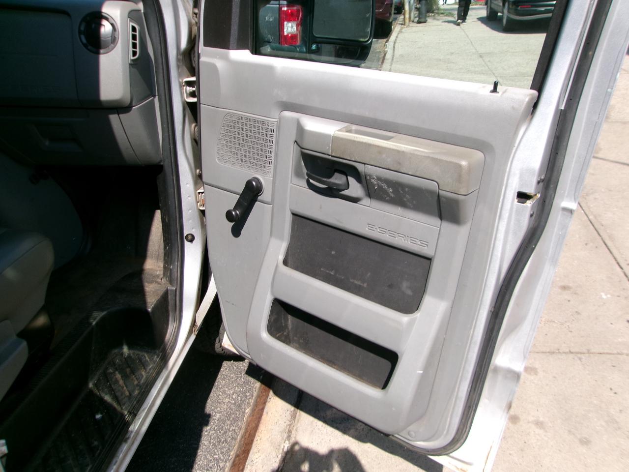 Ford Econoline E-350 Super Duty 2011