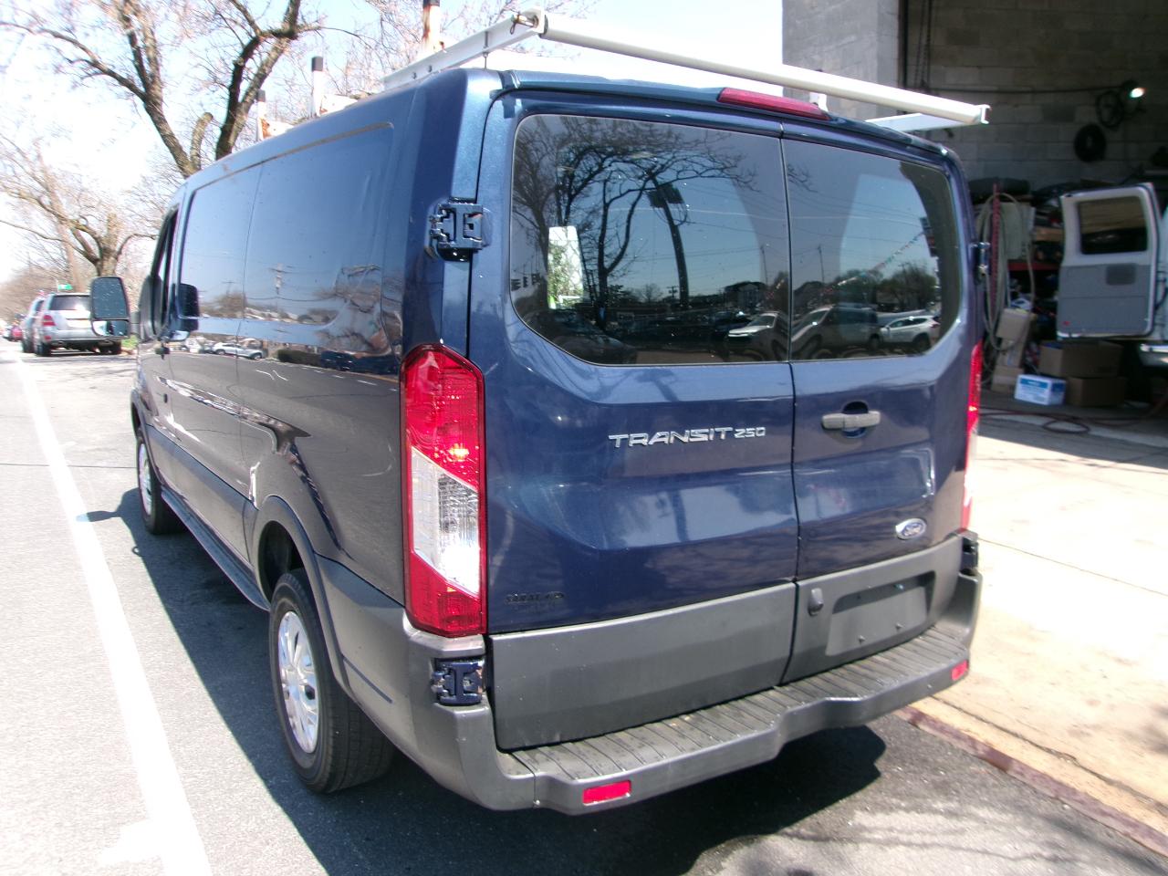 Ford Transit 250 Van Low Roof 60/40 Pass.130-in. WB 2016