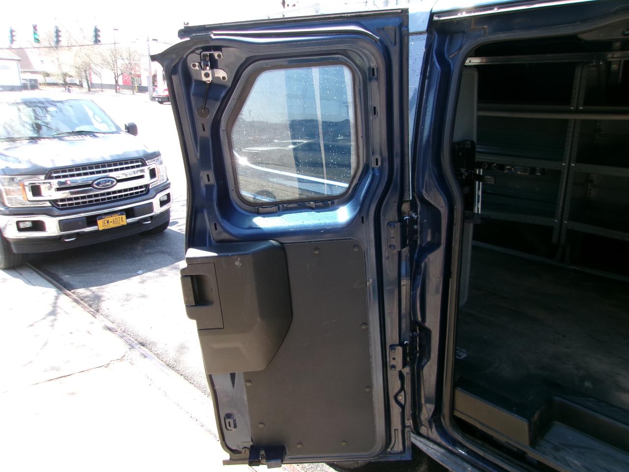 Ford Transit 250 Van Low Roof 60/40 Pass.130-in. WB 2016