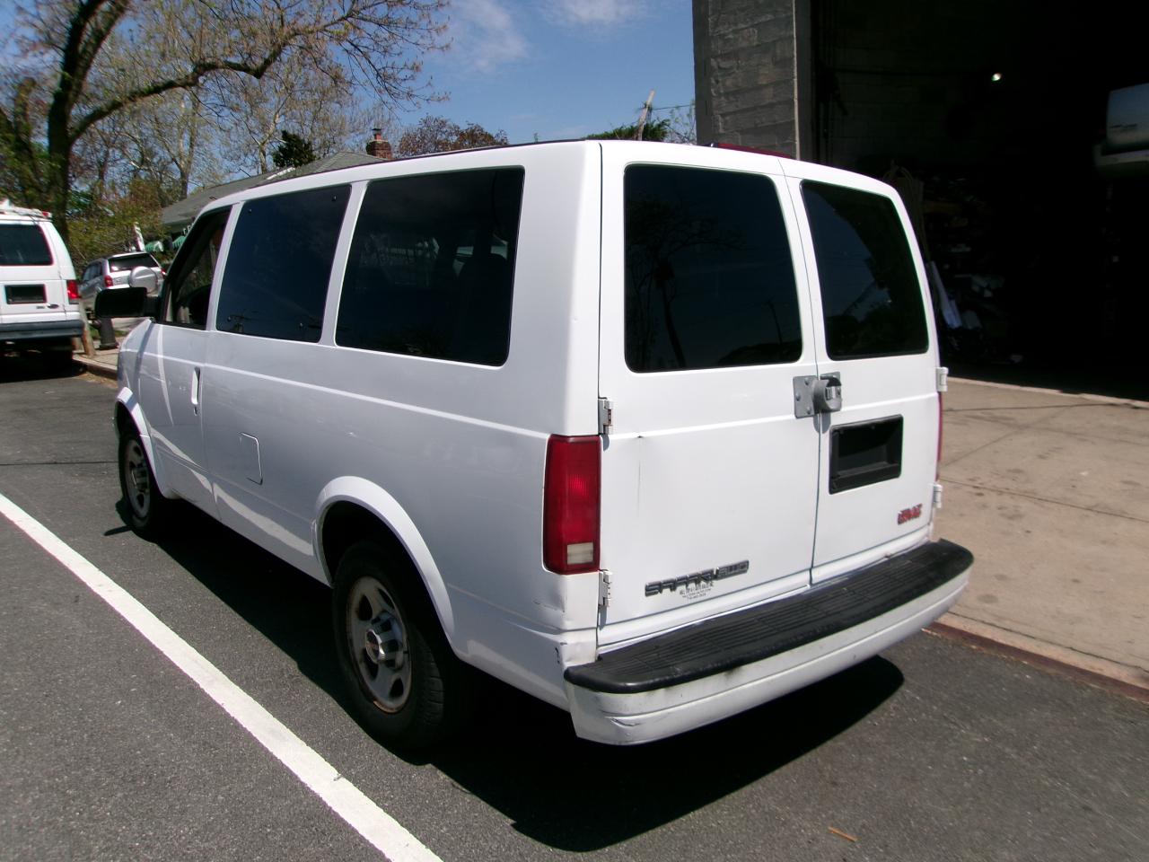 GMC Safari Passenger Van AWD 2005