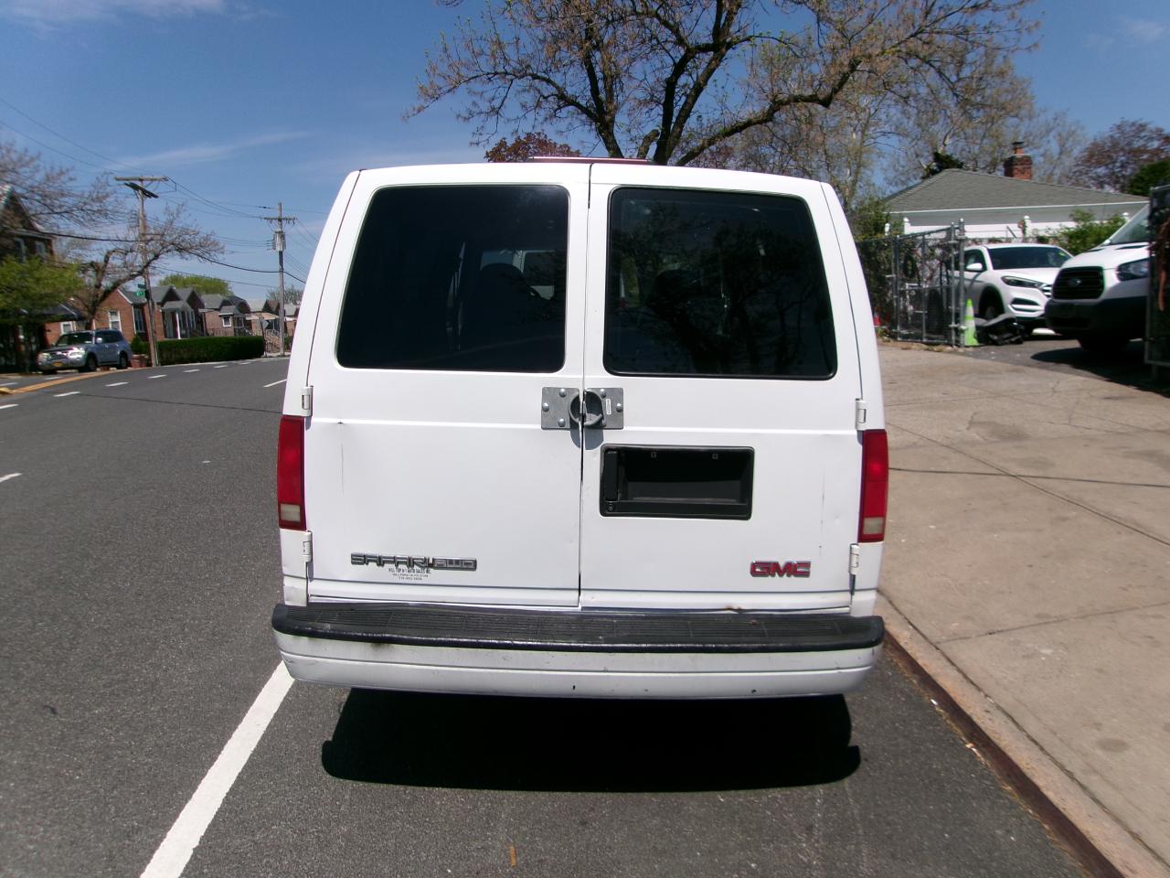 GMC Safari Passenger Van AWD 2005