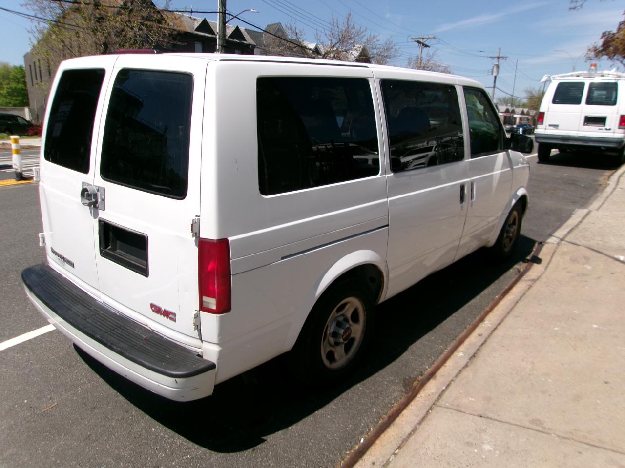 GMC Safari Passenger Van AWD 2005