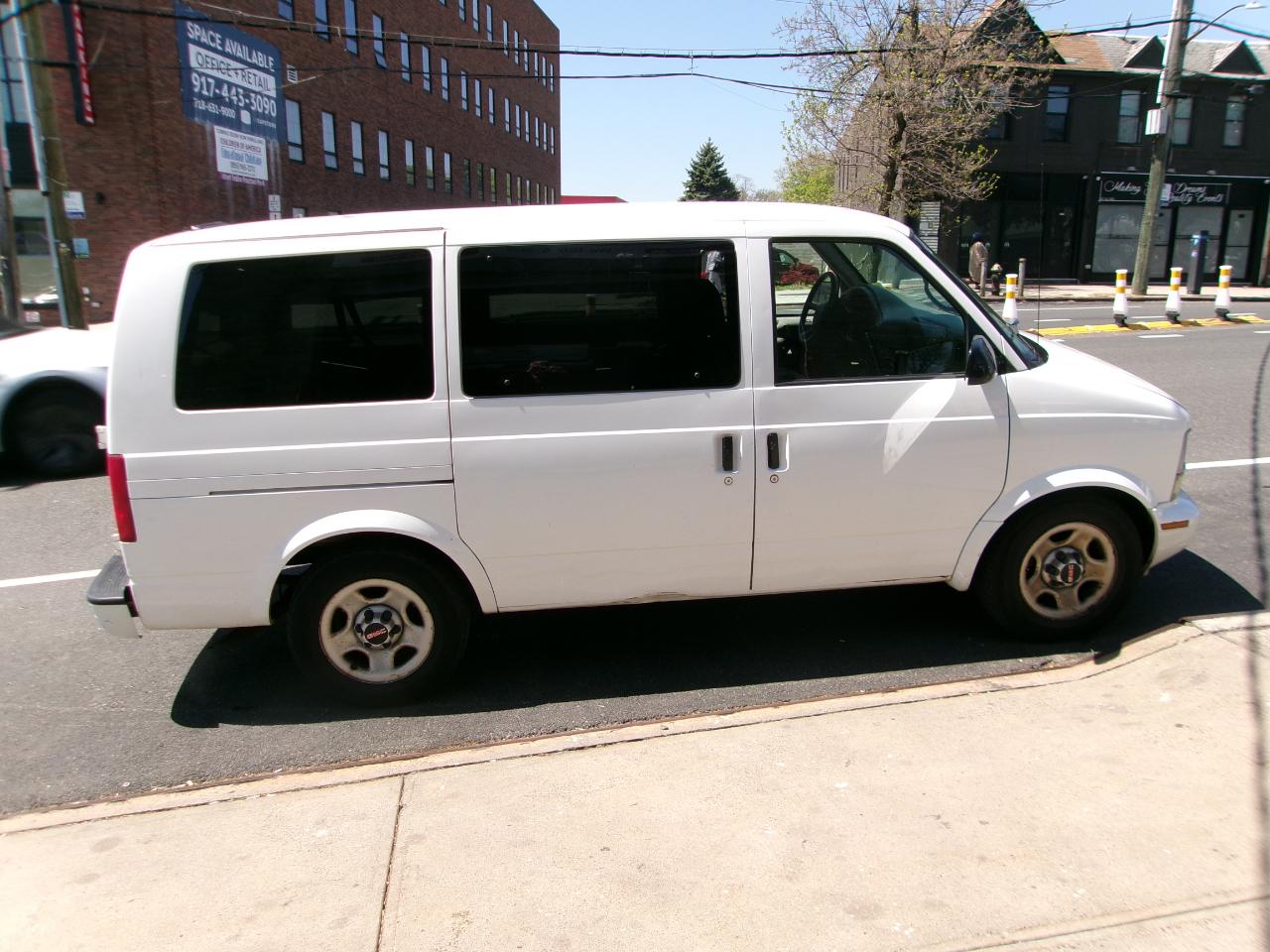 GMC Safari Passenger Van AWD 2005